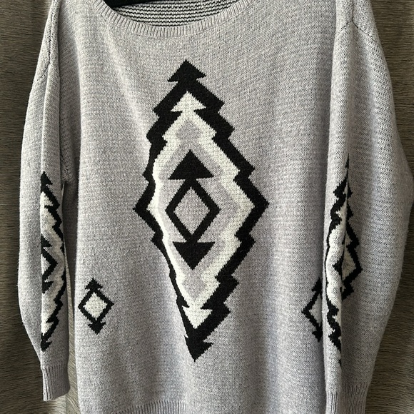 Oversized Knit Sweater with Aztec Print - Picture 2 of 8